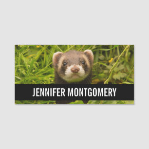 Niedlich Brown Ferret im Gras Namensschild