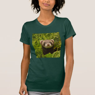 Niedlich Brown Ferret im Gras T-Shirt