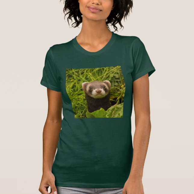 Niedlich Brown Ferret im Gras T-Shirt (Vorderseite)