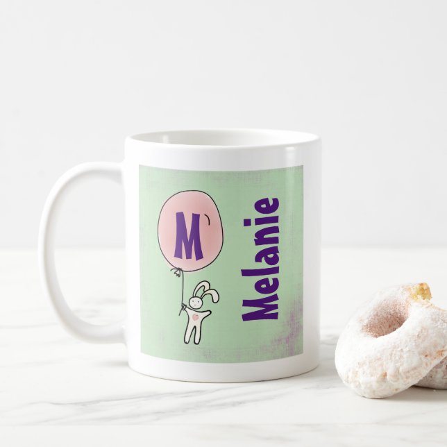 Niedlich Bunny Holding a Balloon Monogram Kaffeetasse (Mit Donut)