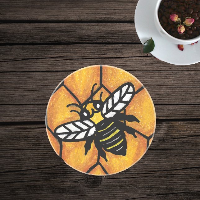 Niedlich Buzzing Yellow Jacket Bee auf Honeycomb Sandstein Untersetzer (Black and gold yellow jacket bee on golden honeycomb background on glass drink coaster.)