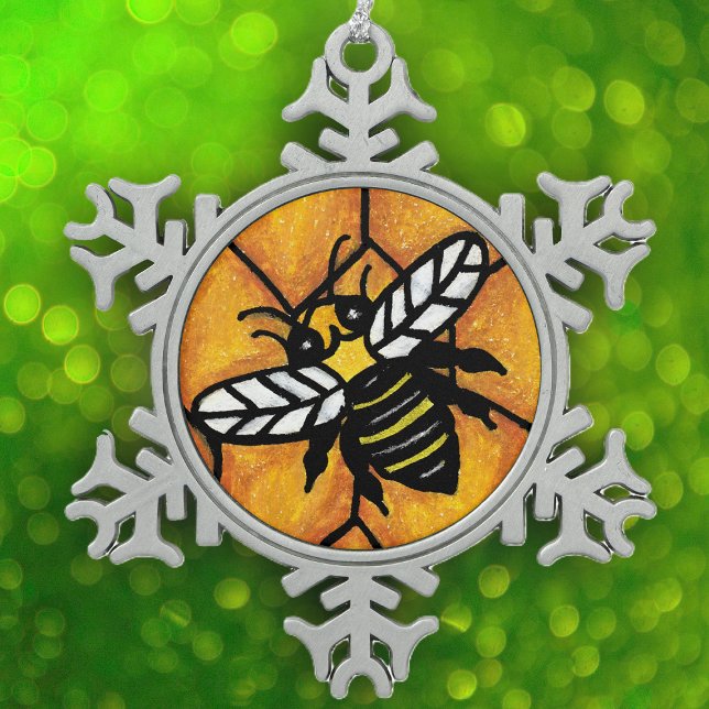 Niedlich Buzzing Yellow Jacket Bee Honeycomb Schneeflocken Zinn-Ornament (Black and yellow bee with white wings on golden honeycomb on snowflake shaped hanging ornament.)