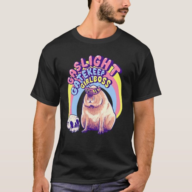 Niedlich Capybara Gaslight Gatekeep Girlboss T-Shirt (Vorderseite)