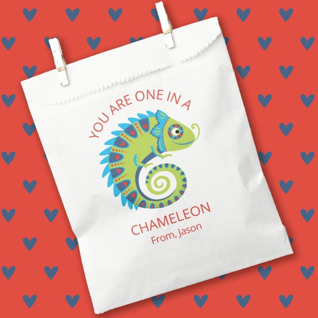 Niedlich Chameleon Kids Valentinstag Klassenzimmer Geschenktütchen (A cute kids classroom Valentines Day Treat bag featuring a chameleon.)