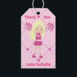 Niedlich Chefredakteur Kids Pink Custom Birthday P Geschenkanhänger<br><div class="desc">Dieses niedliche,  maßgeschneiderte Geburtstagsparty Gunst-Tag-Fan-Tag zeigt den zeichn eines hübschen blonden Cheerleader in einer fröhlichen Uniform,  die rosa Pom poms hält. Personalisieren Sie diesen niedlichen Kindergeburtstag Geschenkanhänger mit dem Namen Ihres kleinen Mädchens zwischen dem lustigen Herzmuster.</div>