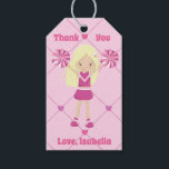 Niedlich Chefredakteur Kids Pink Custom Birthday P Geschenkanhänger<br><div class="desc">Dieses niedliche,  maßgeschneiderte Geburtstagsparty Gunst-Tag-Fan-Tag zeigt den zeichn eines hübschen blonden Cheerleader in einer fröhlichen Uniform,  die rosa Pom poms hält. Personalisieren Sie diesen niedlichen Kindergeburtstag Geschenkanhänger mit dem Namen Ihres kleinen Mädchens zwischen dem lustigen Herzmuster.</div>