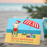 Niedlich Custom Sunny Beach Weihnachten Weihnachte<br><div class="desc">Diese niedliche Weihnachtskarte ist die perfekte Postkarte für das warme Wetter am Pool oder am Strand. Machen Sie es zu einem lustigen Nordpol Thema extravaganza mit dem Weihnachtsmann in seinen Swimmingpools neben einem rot-weiß gestreiften Strand Schirm und Geschenke. Ich habe Herrn Klaus noch nie zuvor in einem Anzug gesehen! Der...</div>
