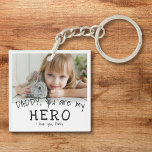 Niedlich Daddy, du bist mein Helden-Vatertag-Foto Schlüsselanhänger<br><div class="desc">Niedlich Daddy du bist mein Held Schwarz und Weiß Vatertag Foto Schlüsselanhänger. Text ist in handgezeichnet Schriftart. Du kannst Papa in Papa,  Papa,  Pfote, ...  ändern und dein Foto und deine Namen hinzufügen. Ein niedliches Geschenk und ein süßer Sake für den Vatertag für Papa.</div>