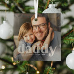 Niedlich Daddy Overlay Typografy Foto Ornament Aus Glas<br><div class="desc">Niedlicher Daddy Glass Weihnachtsschmuck. Design mit einem Foto Ihrer Wahl mit dem Text 'DADDY' in trendiger,  transparenter Schrift am Ende mit einer zusätzlichen Zeile,  um Text hinzuzufügen,  ob es sich um eine persönliche Nachricht,  d.h. wir Liebe Sie,  glücklichen Vater-Tag,  fröhliche Weihnachten oder Kindernamen usw.</div>