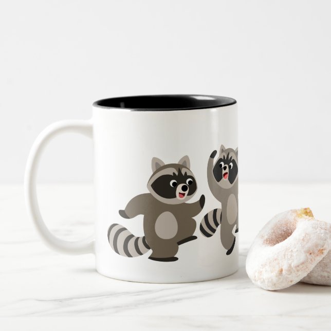 Niedlich Dancing Cartoon Raccoons Zweifarbige Tasse (Mit Donut)