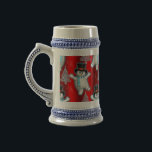 Niedlich Dancing Snowman Red Christmas Bierglas<br><div class="desc">Dieses sehr niedliche Weihnachtsstein besticht durch ein Tanzmuster kleiner Schneemänner auf rotem Hintergrund,  die vor Freude im Schnee tanzen,  umgeben von silbernen Weihnachtsbäumen.</div>