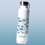 Niedlich Dinosaurier Personalisiert Trinkflasche<br><div class="desc">Viele blaue Saurier,  Tyrannosaurus rex,  Spinosaurus,  Stegosaurus,  Diplodocus und Triceratops. Ideal für aufstrebende Paläontologen! Entfernen oder ändern Sie den Namen,  um ihn anzupassen.</div>