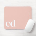 Niedlich Einfache rosa Monogramm Mousepad<br><div class="desc">Eine perfekte Ergänzung zu Ihrem Studiodekor. Bei diesem Mauspad geht es nicht nur um die Funktion, sondern auch um eine Touch ästhetischen Charmes in Ihrem Raum. Ideal für die Organisation von Studiengängen, harmoniert es nahtlos mit der Gestaltung der Studios im koreanischen Stil. Dieses Mauspad, das für jeden, der niedliche Schulmaterialien...</div>
