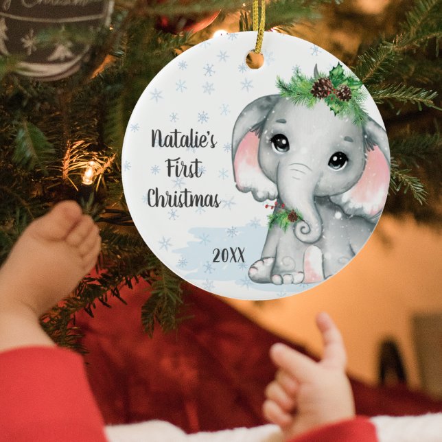 Niedlich Elephant Baby First Christmas Girl Name Keramik Ornament (Von Creator hochgeladen)