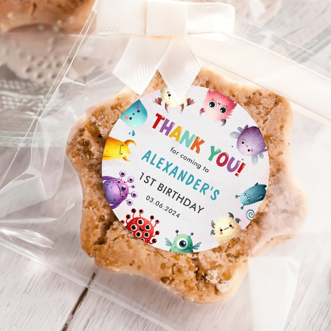 Niedlich farbenfroh unser kleines Monster Geburtst Runder Aufkleber (Von Creator hochgeladen)