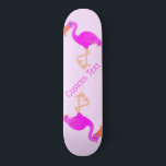 Niedlich Flamingos - Glück - Ihren Text / Namen hi Skateboard<br><div class="desc">Niedlich Flamingo - Happy - Wählen Sie / fügen Sie Ihre Lieblings-Hintergrundfarben!</div>