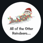 Niedlich Funny Christmas Lights Otter Rentiers Runder Aufkleber<br><div class="desc">Ein lustiger Weihnachts-/Feiertagsticker/ Umschlag Aufkleber. Im Text steht "All the Otter Rentiers... " Sie können es so behalten wie es ist oder ändern. Bewunderlich niedlicher Otter mit einer Reihe von Weihnachtsbeleuchtung.</div>
