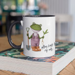 Niedlich Funny Frog Garening Personalisierter Name Tasse<br><div class="desc">Niedliche Funny Frog Garening Personalisiert Name Coffee Tea Tasse bietet einen lustigen Cartoon eines Froschgärtners mit dem Text "zurück zu meinen Wurzeln" in der modernen Schrift. Personalisiert mit Ihrem individuelle Name, indem Sie den Text in der angegebenen Textbox bearbeiten. Perfekte Geschenke für Weihnachten, Geburtstag, Gärtner, Muttertag, Vatertag und mehr. Entworfen...</div>