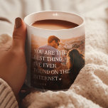 Niedlich Funny online verabred Paar 4 Foto Collage Tasse<br><div class="desc">Das Valentingeschenk für ein Paar,  das Liebe durch Online verabredet! Das Design enthält 4 Fotos Ihrer Wahl,  mit dem Text "Du bist das Beste,  was ich je im Internet gefunden habe",  dem Namen und "Es war Liebe auf dem ersten Schwimmen!".</div>