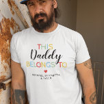Niedlich gehört dieser Papa T-Shirt<br><div class="desc">Dieser Vatertag,  lass ihm seinen Stolz für seine Familie mit diesem schönen,  einzigartigen T - Shirt zu zeigen! Es zeigt ein helles und fröhliches Design und heißt "This Daddy Belongs To" mit den Namen seiner geliebten Kinder und einem süßen roten Herz. Ein Geschenk,  das er nie vergessen wird!</div>
