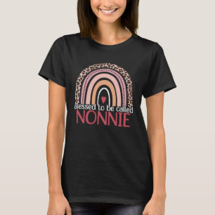 Niedlich gesegnet mit der Bezeichnung Nonnie Rainb T-Shirt