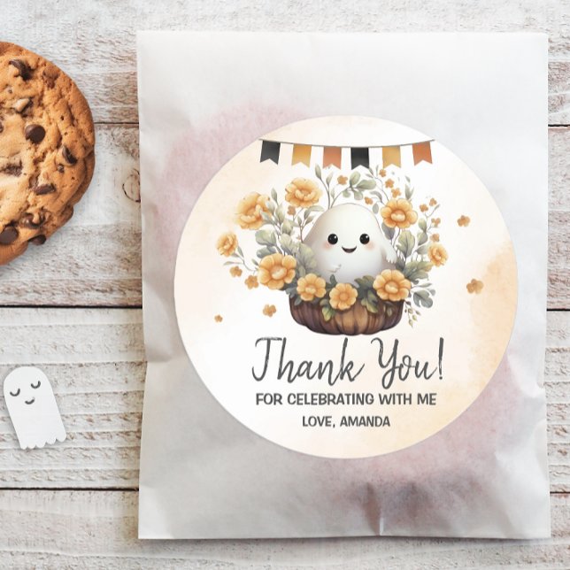 Niedlich Ghost Halloween Geburtstag Runder Aufkleber (Add a touch of cuteness to your Halloween birthday celebration with this adorable ghost design.)