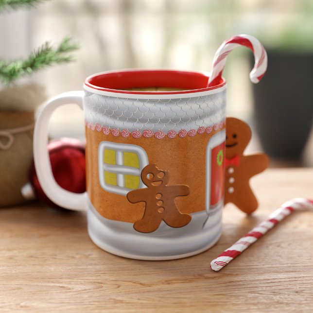 Niedlich Gingerbrei Mann Mit Monogramm Weihnachten Zweifarbige Tasse (Add your initial to this cute gingerbread man house mug and fill with festive brews)