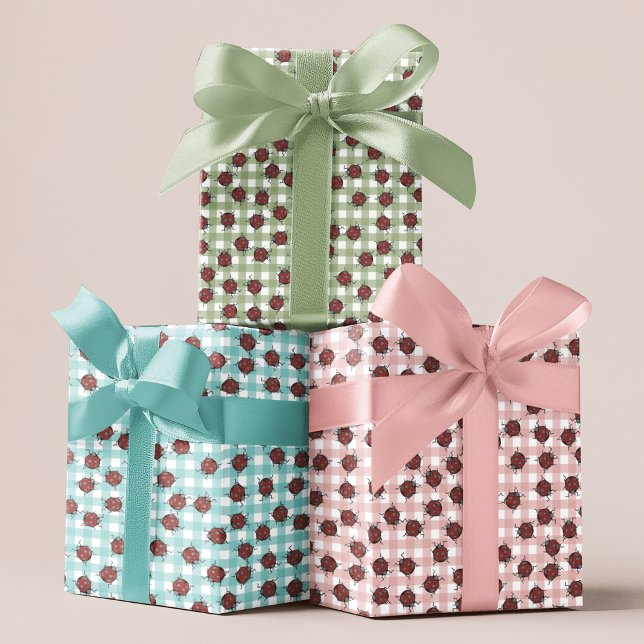 Niedlich Gingham Handzeichnung Ladybug Pattern Kid Geschenkpapier Set (Cute Ladybugs Wrapping Paper For Kids. Pink, Blue and Green Gingham Pattern with Hand Drawn Labdybug)