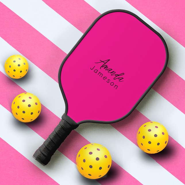 Niedlich Girl Hot Pink Mit Monogramm Frauen mit vo Pickleball Schläger (Von Creator hochgeladen)