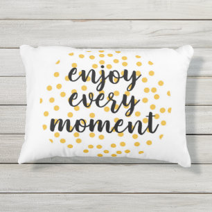 Niedlich, glücklich und inspirierend "Enjoy Every  Kissen Für Draußen