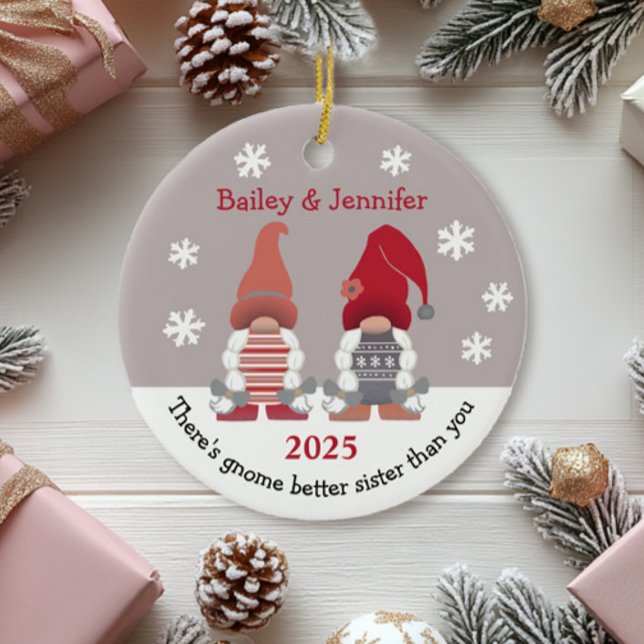 Niedlich Gnome Better Sister Red Pink Grau White Keramik Ornament (Von Creator hochgeladen)
