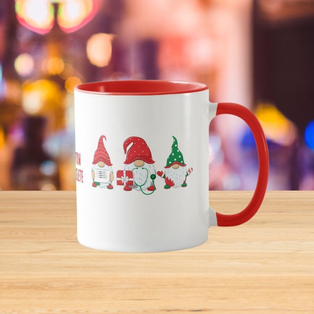Niedlich Gnome Nurse Crew Weihnachten Rotes Party Tasse (Von Creator hochgeladen)