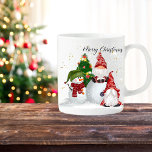 Niedlich Gnome Snowman Weihnachtsgeschenk Kaffeetasse<br><div class="desc">Niedliche Gnome Snowman Weihnachtsgeschenk Kaffee Tasse mit einem persönlichen Namen oder Familiennamen. Niedliches Design hat einen drei Gnome,  bezaubernden Schneemann,  Weihnachtsbäume und Schrift Handschrift. Individuell mit einem persönlichen oder Familiennamen. Großartiges Weihnachtsgeschenk für Familie und Freunde.</div>