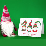 Niedlich Gnomes Frohe Weihnachten<br><div class="desc">Einfache und niedliche, im nordischen Stil gefaltete Urlaubskarte mit drei niedlichen skandinavischen Weihnachtszwergen mit saisonalen Rot- und Grünhüten und Melodien. Auf der Vorderseite können Sie personalisieren ein "Happy Holidays, "Frohe Weihnachten, " etc., begrüßen und Ihren Namen bei der Koordinierung der roten Typografie. Im Inneren passen Sie Ihren persönlichen Urlaub an...</div>