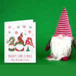 Niedlich Gnomes Frohe Weihnachten<br><div class="desc">Niedliche personalisierte,  gefaltete Ferienkarte mit drei skandinavischen Gnomen mit saisonalen Rot- und Grünhütten und Tuniken unter den Schneeflocken Rot,  Grün und Gold. Personalisieren Sie den "Fröhlichen Weihnachten" Gruß (z.B. "Happy Holidays") in lustiger roter Typografie und Ihren Namen unten. Fügen Sie eine Meldung hinzu oder verließ leer.</div>
