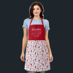 Niedlich Gnomes Mustername Weihnachten Schürze<br><div class="desc">Gnome, Gnome, Gnome! Diese lustige Schürze zeigt ein Muster aus Gnomen, Bäumen und Schneeflocken in Rot, Weiß und Grau über einem weißen Hintergrund. Ideal für den Weihnachtsurlaub oder für eine lustige Schürze im Winter! Drei Vorlagen sind für die Personalisierung inbegriffen, was diese Schürze zu einem einzigartigen Geschenk für den Koch...</div>