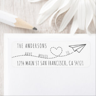 Niedlich haben wir das moderne Herzpapier-Flugzeug