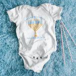 Niedlich Hanukkah Menorah Familie Wiedersehen Pers<br><div class="desc">Niedlicher,  individueller Hanukkah-Babybodyanzug für eine jüdische Wiedersehen oder Chanukah Party mit Synagoge. Personalisieren Sie mit Ihrem eigenen Nachnamen oder Gruppeninformationen in blau um die hübsche Menorah.</div>