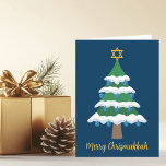 Niedlich Hanukkah Weihnachtsbaum Merry Chrismukkah Feiertagskarte<br><div class="desc">Diese niedliche Merry Chrismukkah-Karte verfügt über einen grünen Weihnachtsbaum mit blauen dreieligen Ornamenten und einen goldenen jüdischen David-Stern an der Spitze für Hanukkah,  um die zwei Ferien für eine Familie zu kombinieren,  die beide feiert.</div>