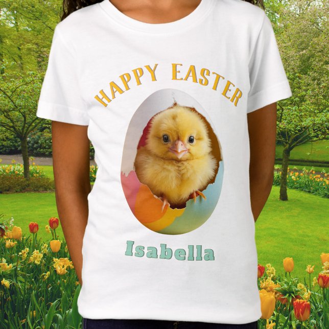 Niedlich Happy Easter Chick Farbiges Ei Personalis T-Shirt (A personalized Easter t-shirt, with picture of a fluffy yellow chick hatching out of a colorful egg)