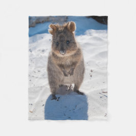 Niedlich & Happy Quokka am Strand Australien Fleecedecke
