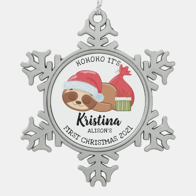 Niedlich Holiday Sloth Baby's First Christmas Schneeflocken Zinn-Ornament (Vorderseite)