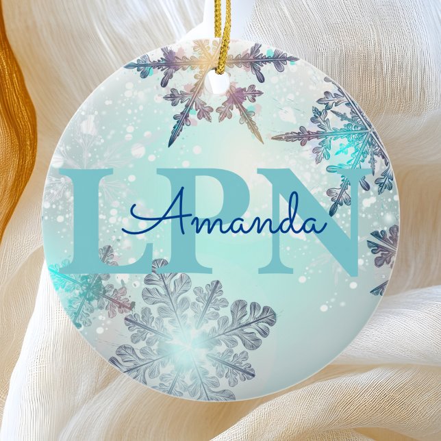 Niedlich Ice Blue Snowflake Personalisierter Name  Keramik Ornament (Von Creator hochgeladen)