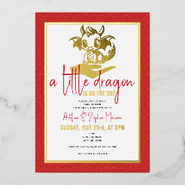 Niedlich ist ein kleiner Drache auf dem Weg zur Re Folieneinladung