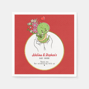 Niedlich ist eine Babynake unterwegs mit einer Red Serviette