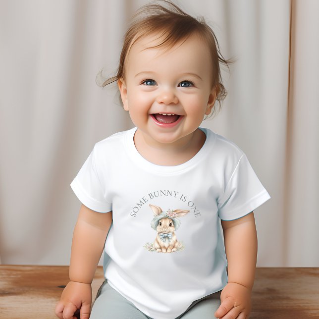 Niedlich ist etwas Bunny ein kurvenreicher Text Baby T-shirt (Von Creator hochgeladen)