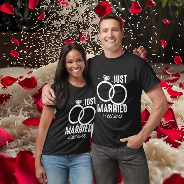 Niedlich Just Married Hochzeit Wort Kunst hinzufüg T-Shirt (Von Creator hochgeladen)