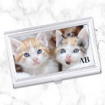 Niedlich Kätzchen Mit Monogramm Foto Visitenkarten Dose<br><div class="desc">Sie können Ihr eigenes Foto Geschenk erstellen, das das Foto der niedlichen Kätzchen durch Ihr eigenes digitales Foto ersetzt. Erstellen Sie für sie oder ihn Ihre eigene Monogramm Visitenkartenhalterung. Behalte oder löscht den Text des Monogramms. Sie können ein einfaches Foto erstellen, den Text in einen vollständigen Namen ändern und eine...</div>