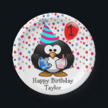Niedlich Kid 1. Happy Birthday Pinguin Pappteller<br><div class="desc">Dieses niedliche, lustige, einzigartige Design hat einen Cartoon-Pinguin, der ein Geburtstagsgeschenk und einen Geburtstagskuchen trägt und einen niedliche Geburtstag-Hut mit einem farbenfrohen Polka-Dot-Hintergrund auf der Vorderseite trägt, mit den Worten "Happy Birthday Taylor". Sie können diesen Eintrag anpassen, indem Sie den Text in der Vorderseite nach Ihren Wünschen ändern. Was für...</div>
