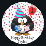 Niedlich Kid 1. Happy Birthday Pinguin Runder Aufkleber<br><div class="desc">Dieses niedliche, lustige, einzigartige Design hat einen Cartoon-Pinguin, der ein Geburtstagsgeschenk und einen Geburtstagskuchen trägt und einen niedliche Geburtstag-Hut mit einem farbenfrohen Polka-Dot-Hintergrund auf der Vorderseite trägt, mit den Worten "Happy Birthday Taylor". Sie können diesen Eintrag anpassen, indem Sie den Text in der Vorderseite nach Ihren Wünschen ändern. Was für...</div>